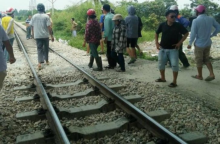 Hai nguoi bi tau hoa tong tu vong khi bang qua duong ray hinh anh