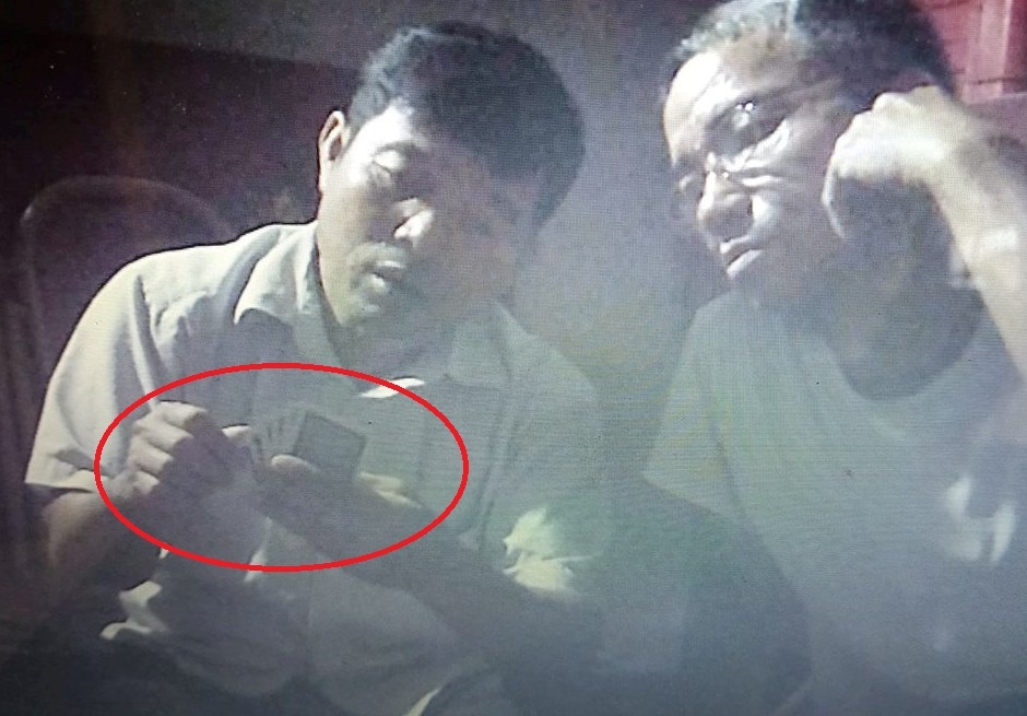 trưởng công an xã đánh bài ảnh 1 truong cong an xa danh bai anh 1