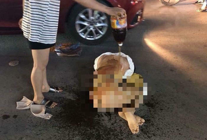 Khoi to 3 phu nu danh ghen, lot do chu tiem spa giua pho hinh anh