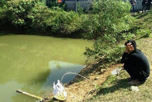 Hai nam sinh tu vong khi tam ao hinh anh