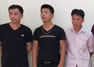 Bat 8 nguoi trong duong day ca do bong da qua mang mua World Cup hinh anh