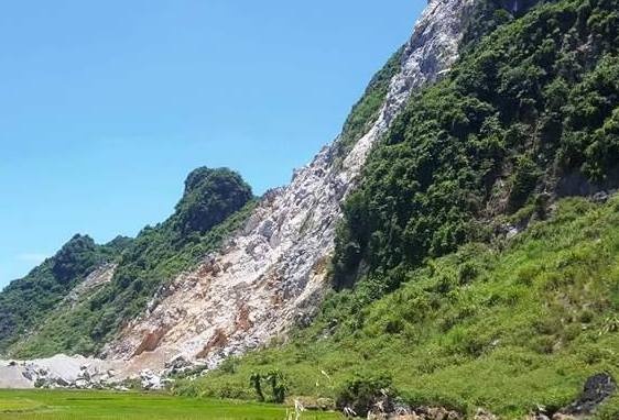 Cong nhan mo da roi tu do cao 50 met hinh anh