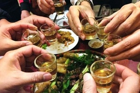 Can bo xa bi ky luat vi uong ruou, xo xat hinh anh