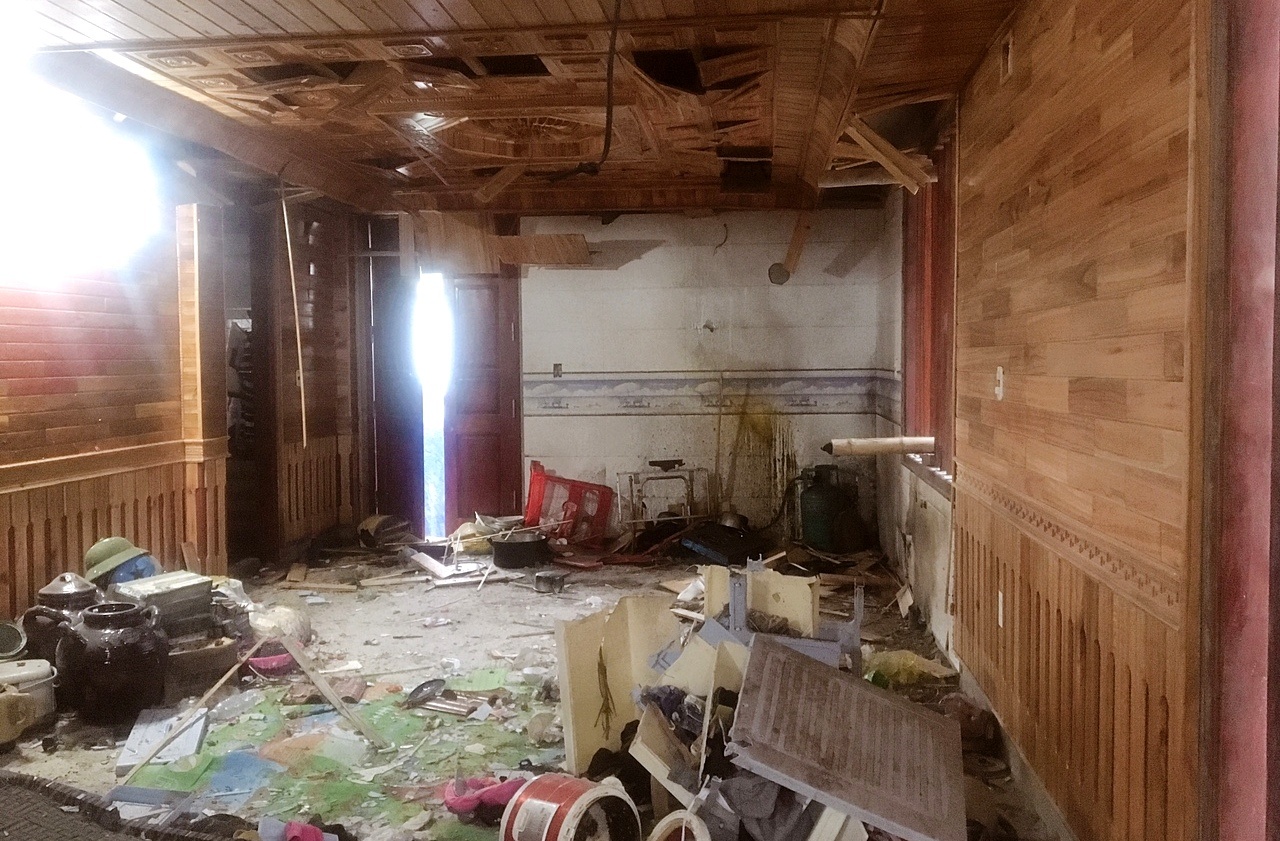 Nha no luc rang sang, 4 nguoi trong gia dinh may man thoat nan hinh anh