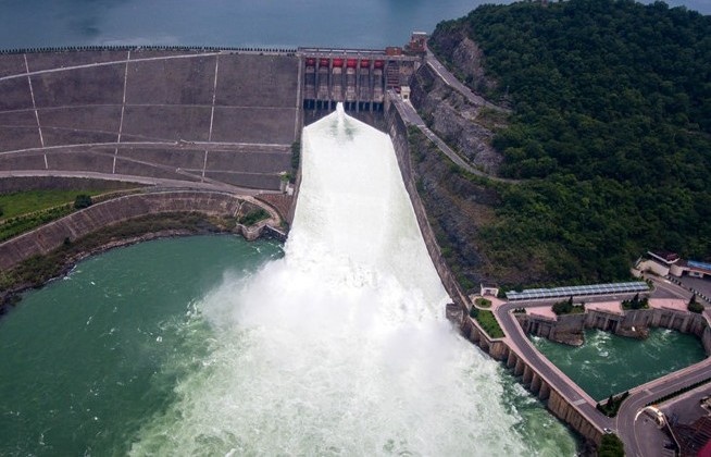 Thuy dien Hoa Binh tiep tuc mo cua xa day hinh anh