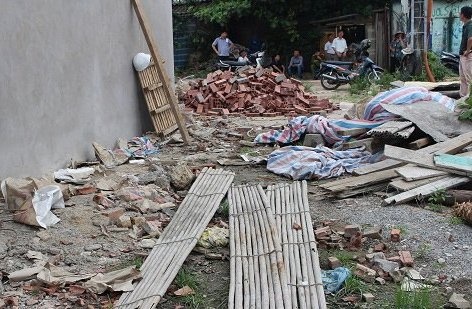 Sap gian giao, 2 tho xay roi tu tang 3 tu vong tai cho hinh anh