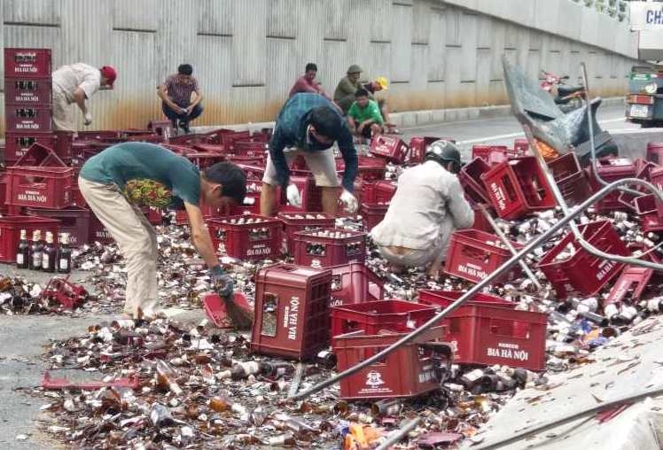 xe đầu kéo chở bia lật ảnh 1 xe dau keo cho bia lat anh 1