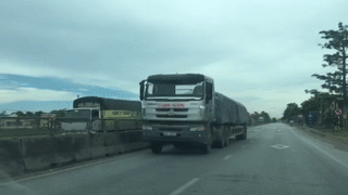 Xe dau keo cho day xi mang phong nguoc chieu tren quoc lo 1 hinh anh