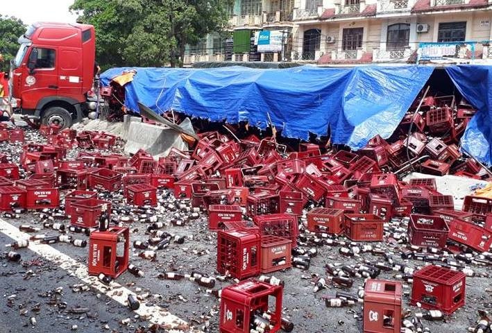 Xe cho hon 1.000 ket bia bi lat, nguoi dan giup tai xe gom tung chai hinh anh