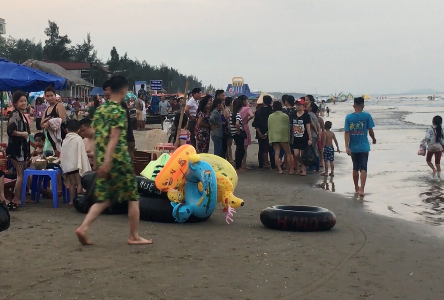 5 du khach gap nan khi tam bien o Thanh Hoa, 1 nguoi chet hinh anh