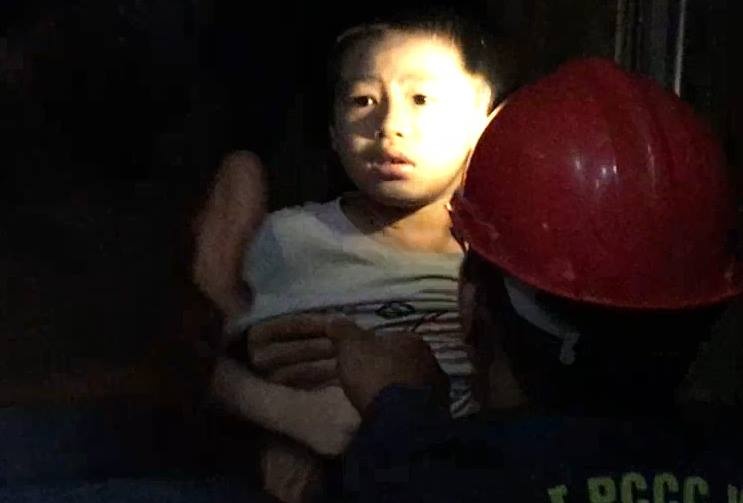 cứu 10 người kẹt thang máy ảnh 2 cuu 10 nguoi ket thang may anh 2