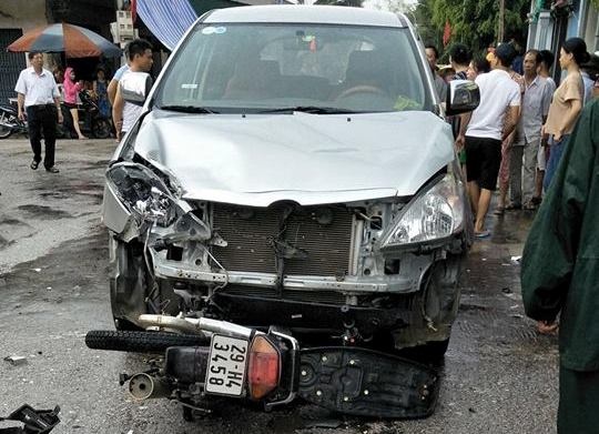 xe máy phóng nhanh đâm ôtô ảnh 1 xe may phong nhanh dam oto anh 1