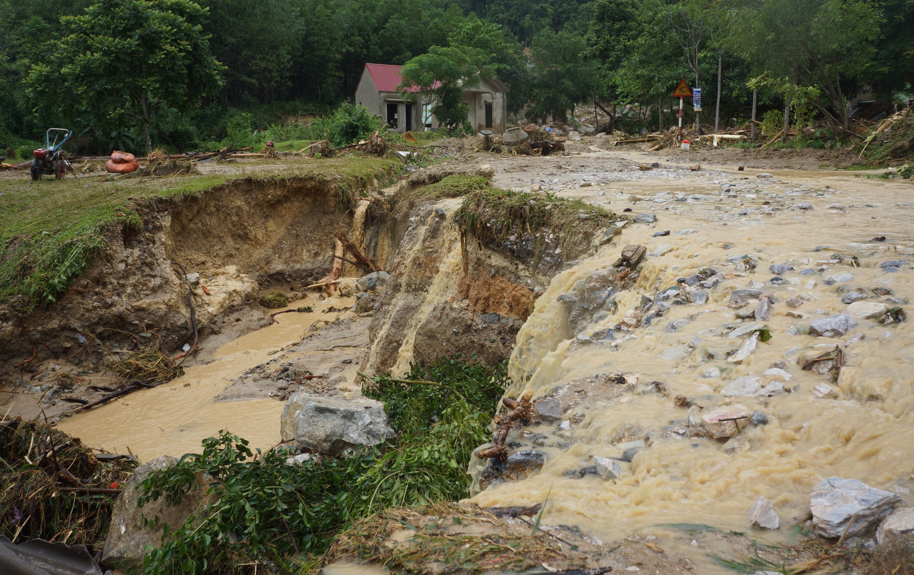 canh tan hoang noi lu quet anh 1