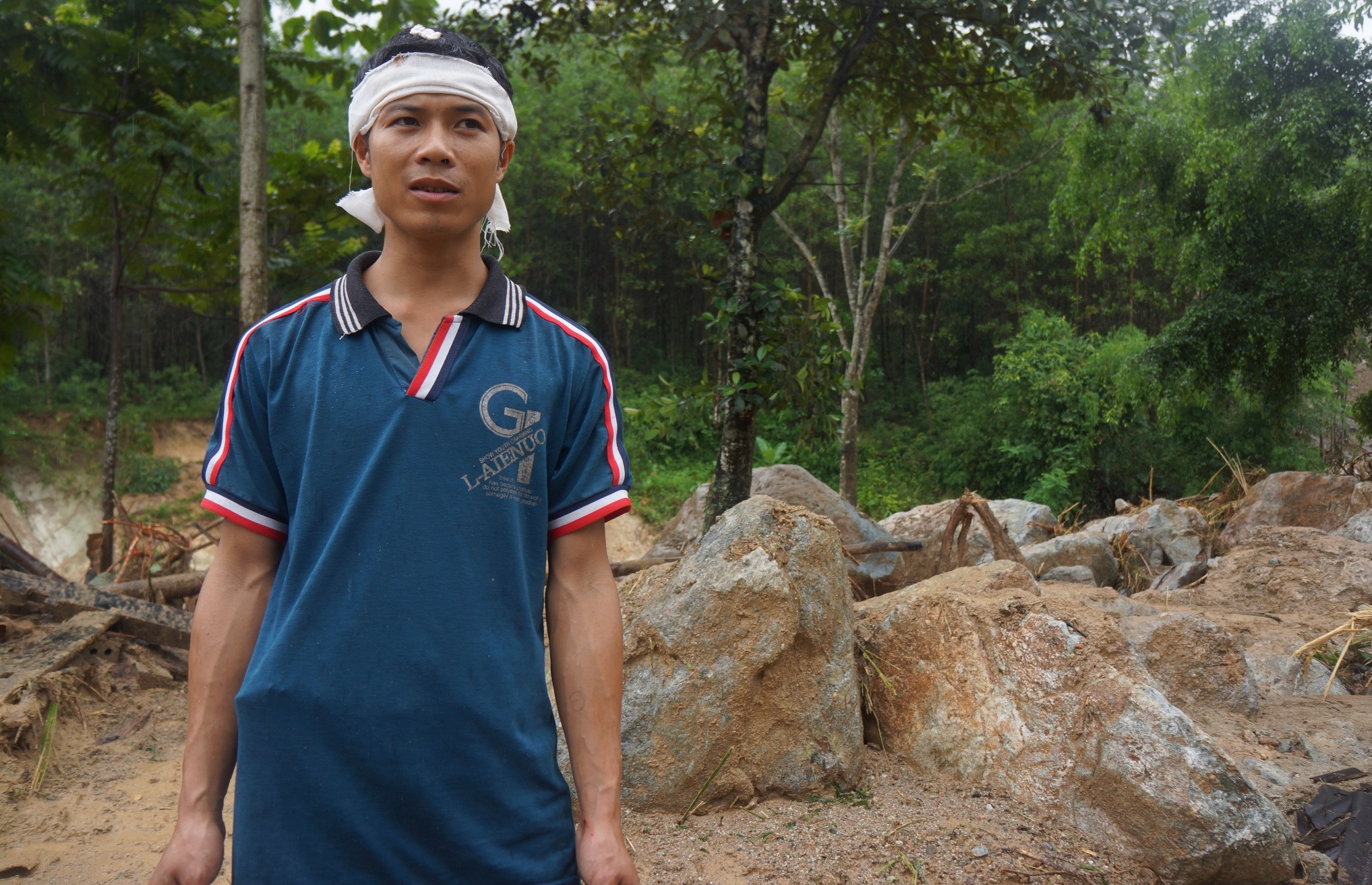 tim thay be gai bi lu quet anh 2