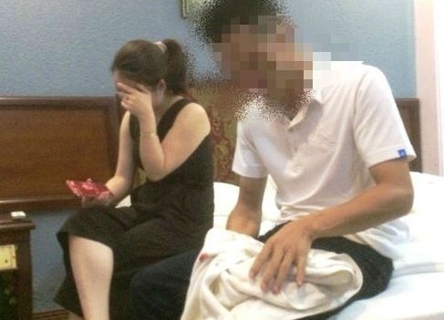 Can bo CSGT bi bat qua tang trong nha nghi voi co giao da co chong hinh anh