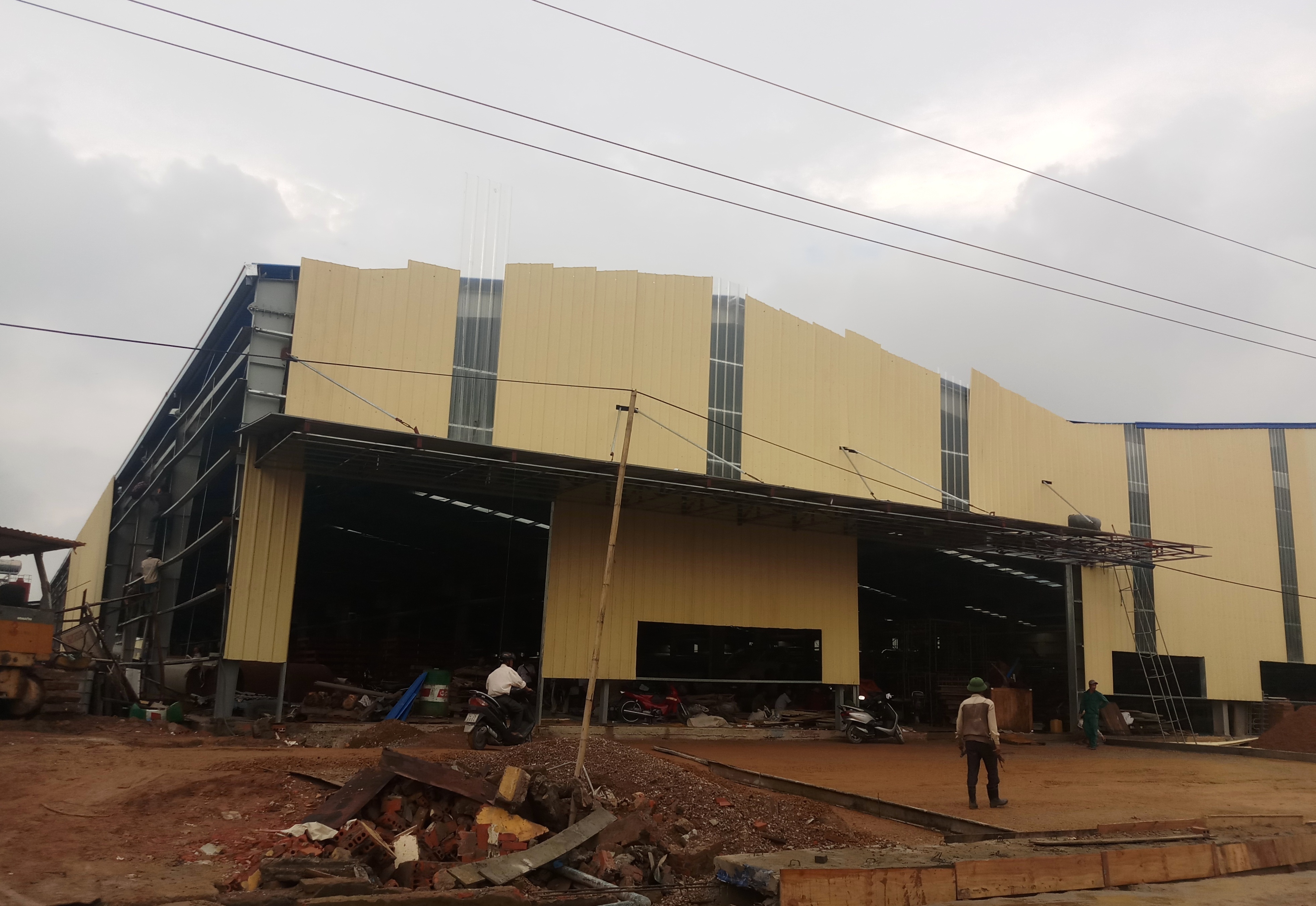 Sap tuong nha may, 2 cong nhan tu vong hinh anh