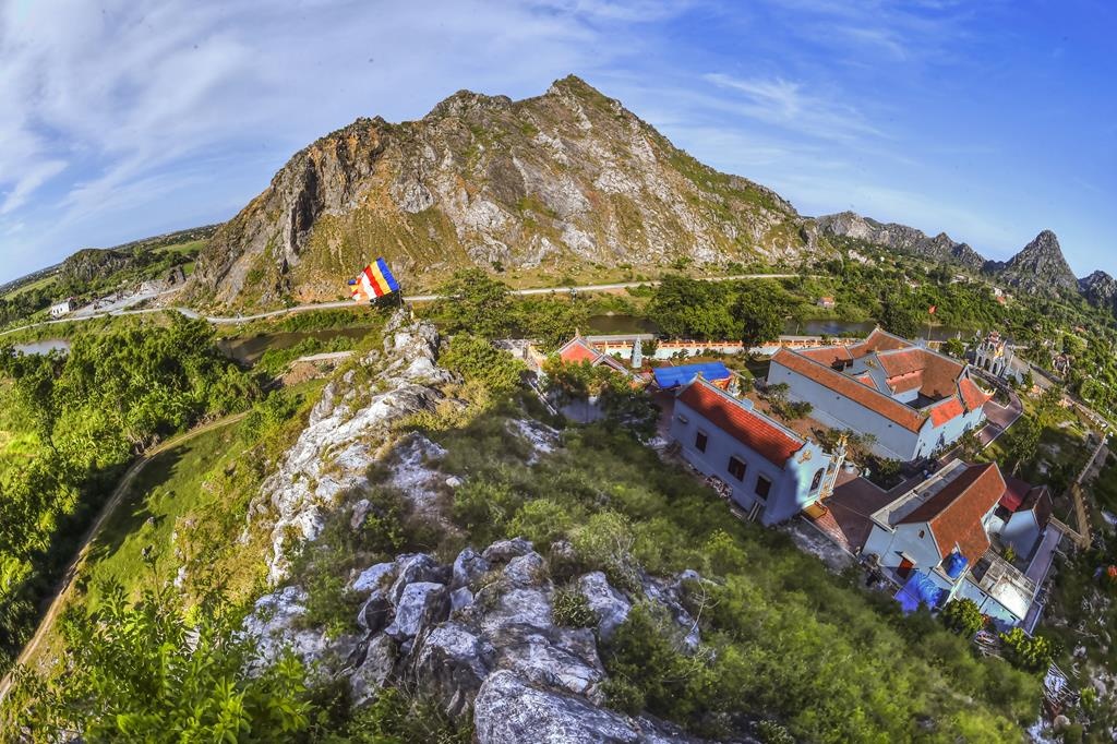 Ninh Binh dung hoat dong mo da de doa di tich chua Han Son hinh anh