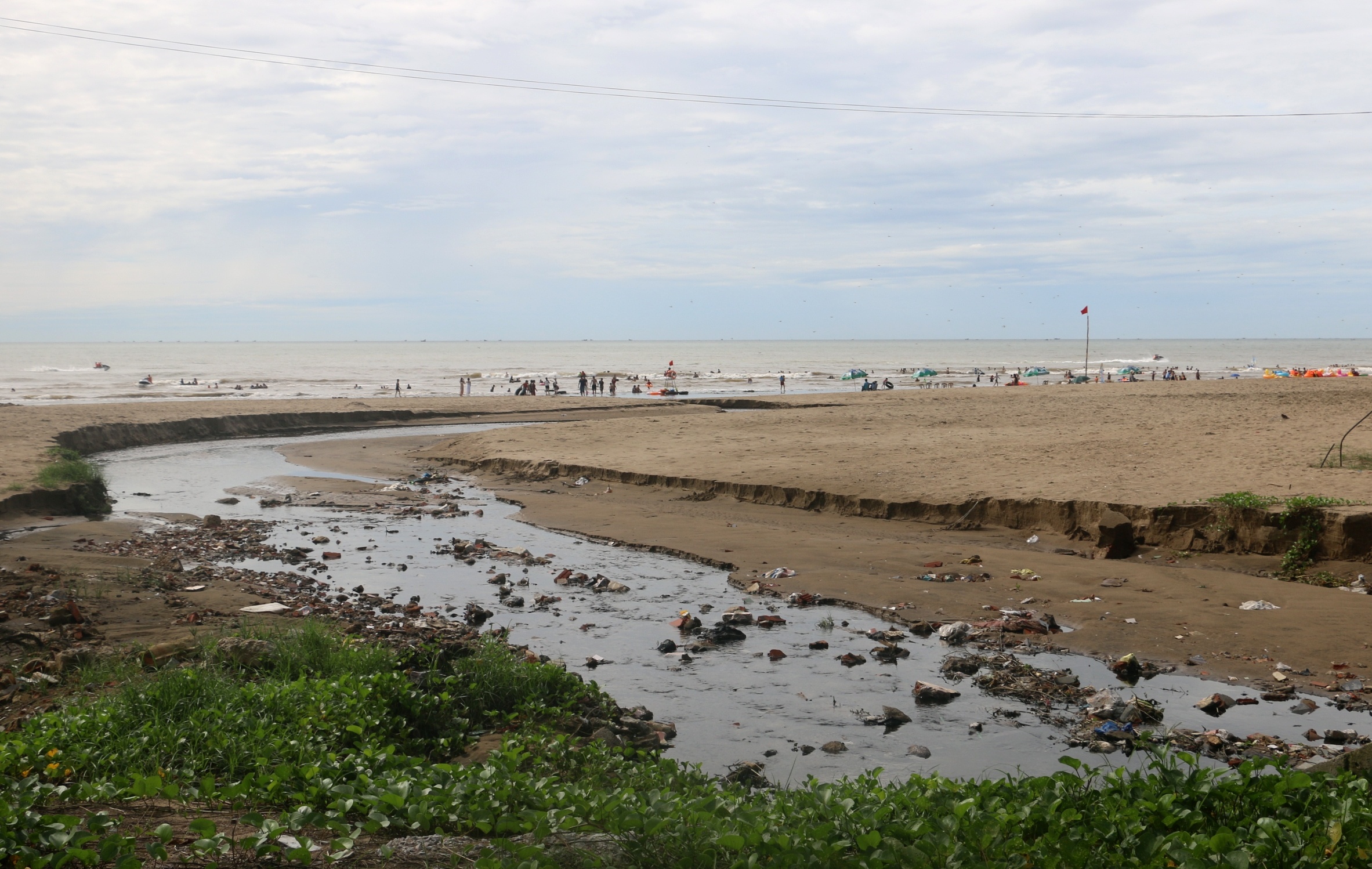 nuoc thai lai chay ra bien Sam Son anh 3