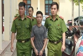 Ke cam dau nhom bao ke may gat nem 'bom xang' chong tra canh sat hinh anh