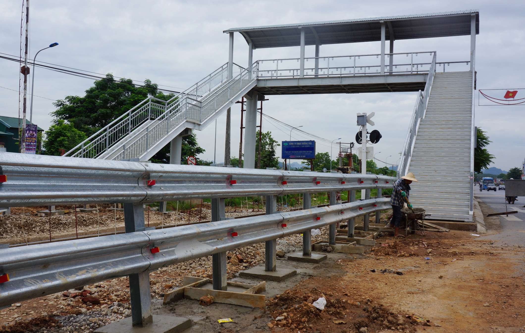 Cau bo hanh vuot duong sat vap phai su phan doi cua nguoi dan hinh anh