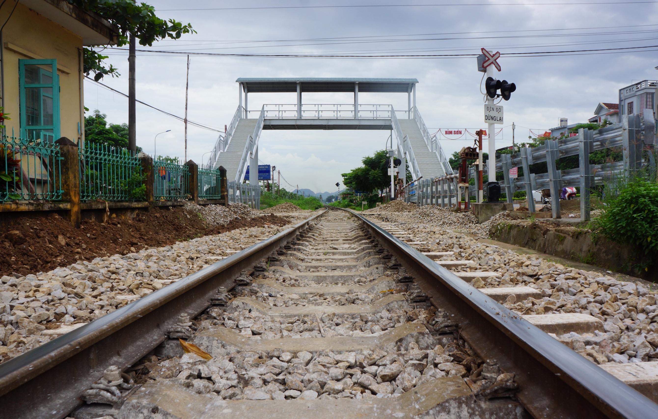 dan phan doi cau vuot duong sat anh 1