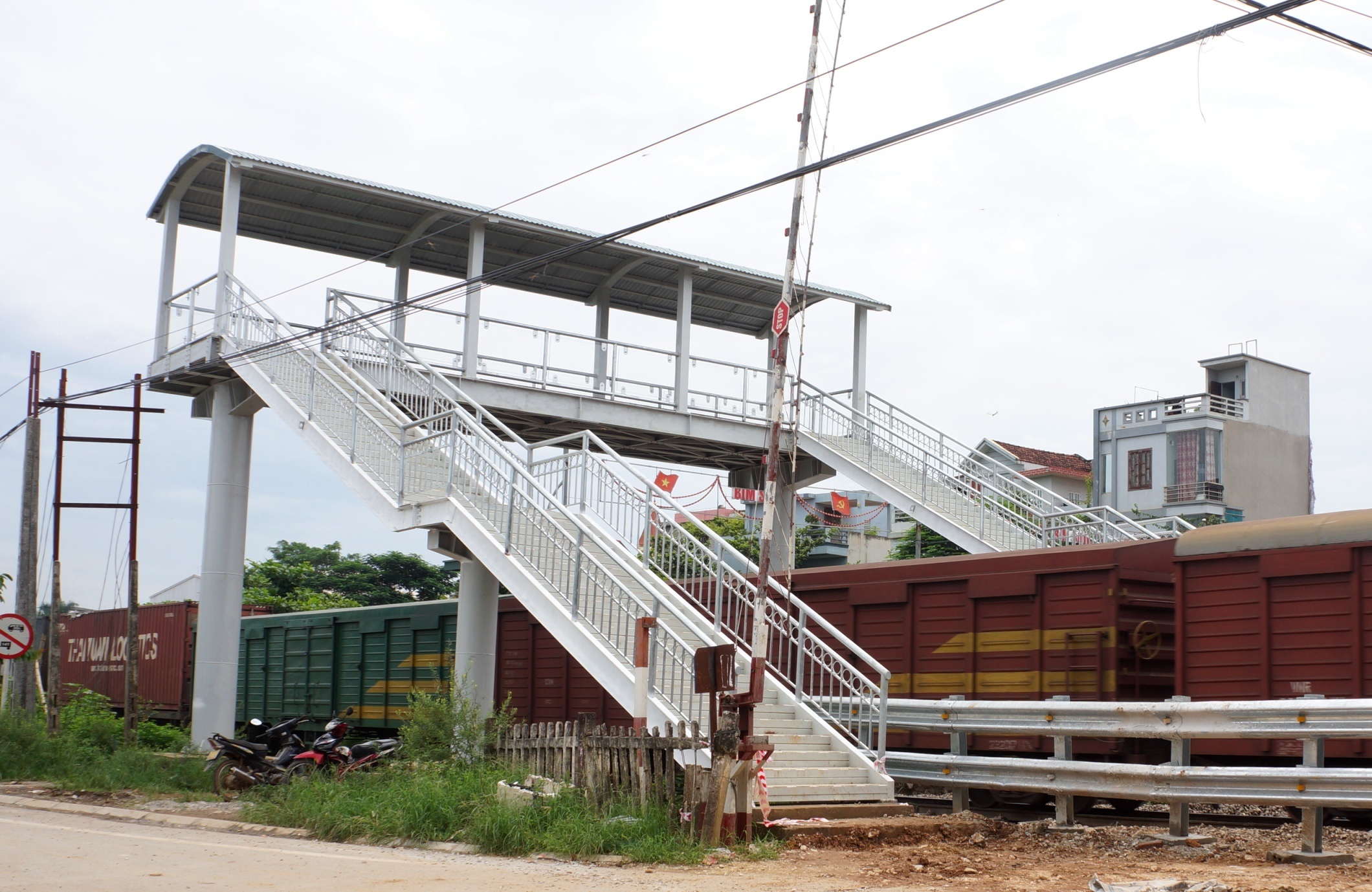 dan phan doi cau vuot duong sat anh 10