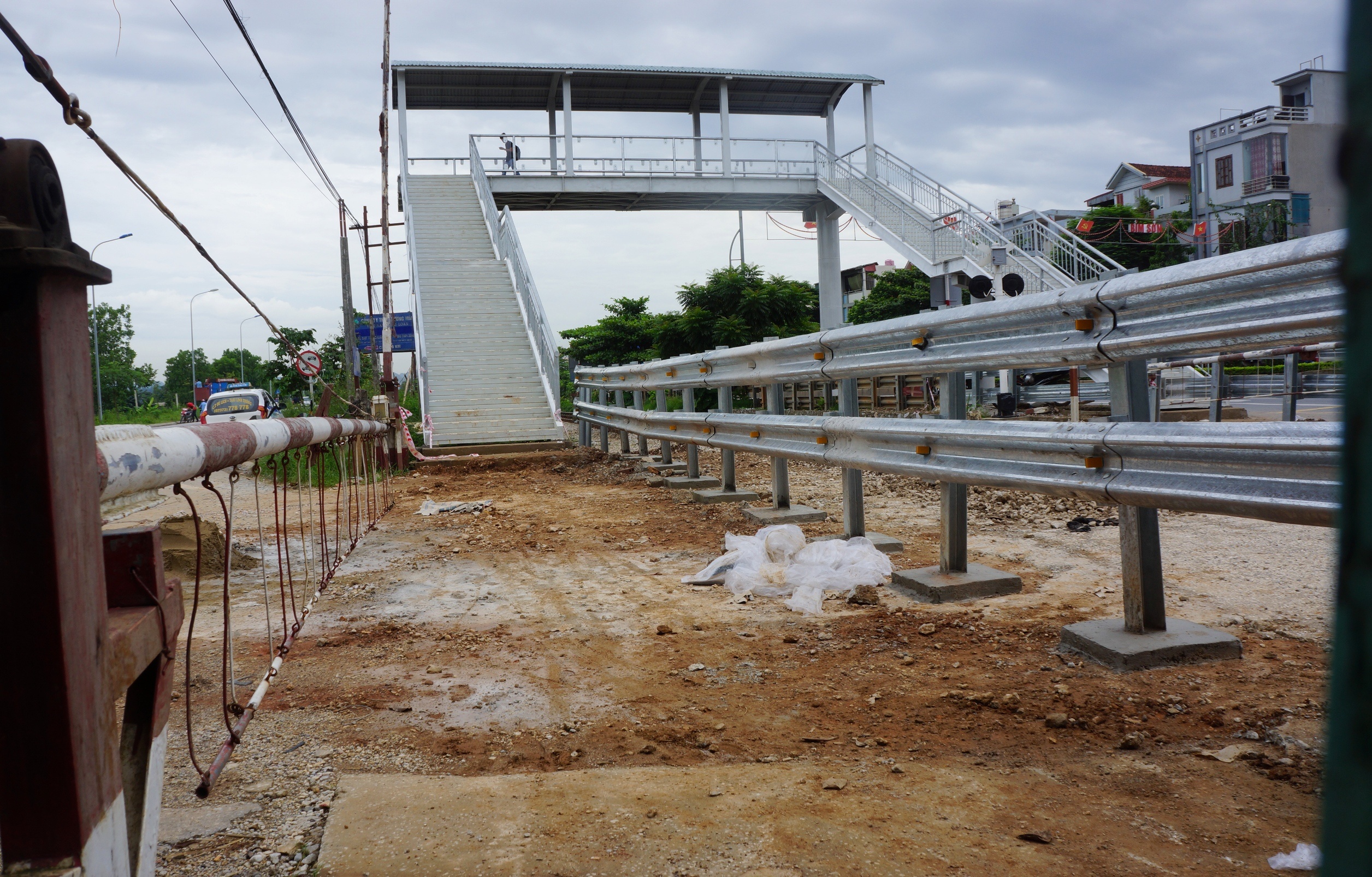 dan phan doi cau vuot duong sat anh 4