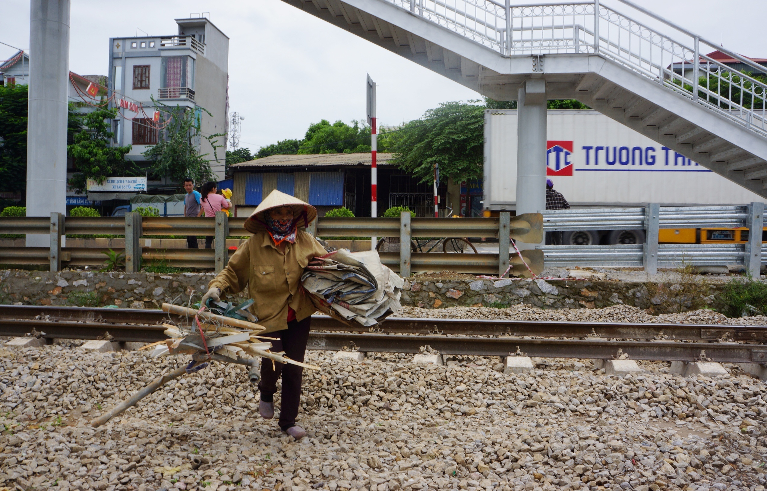 dan phan doi cau vuot duong sat anh 8