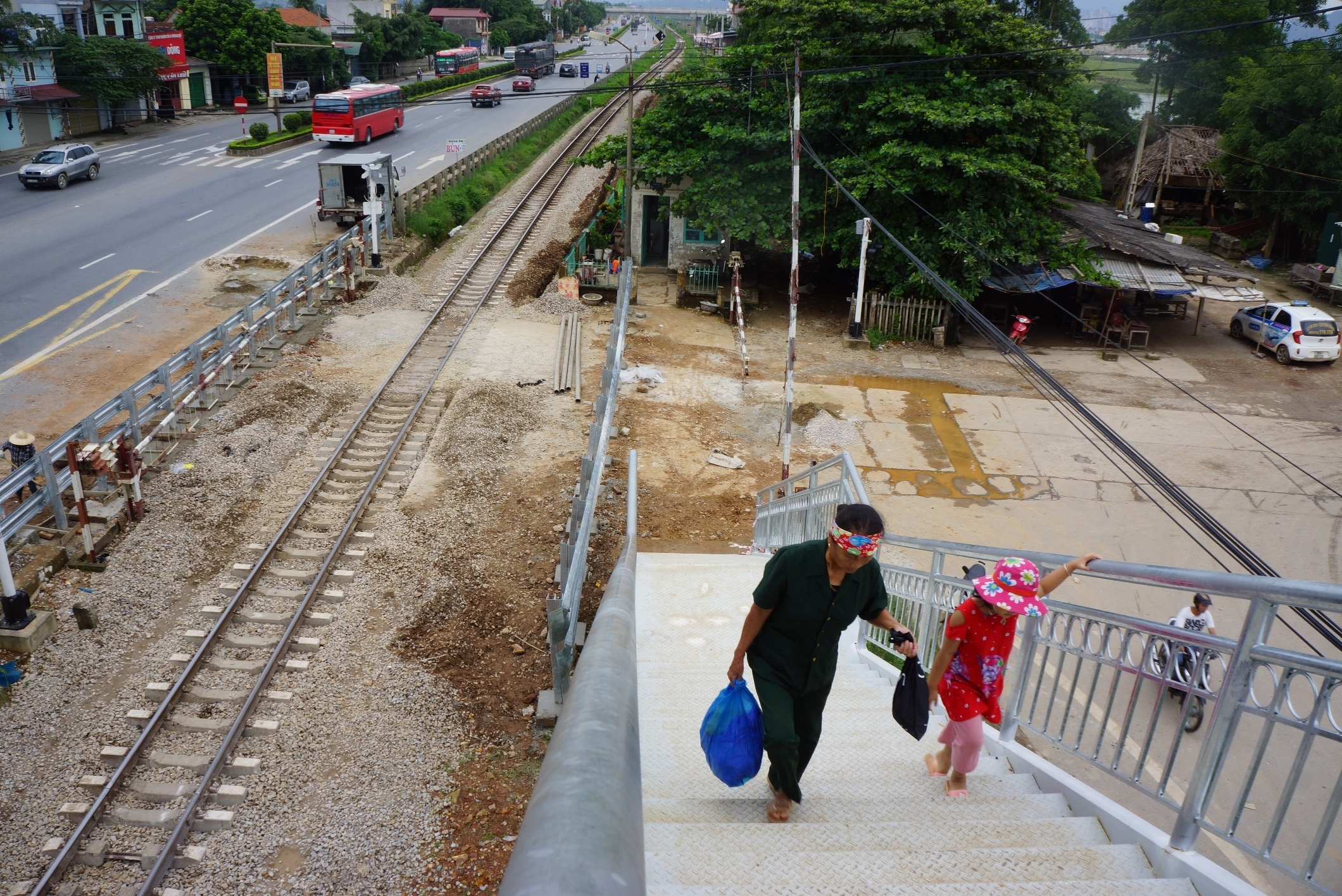 dan phan doi cau vuot duong sat anh 5