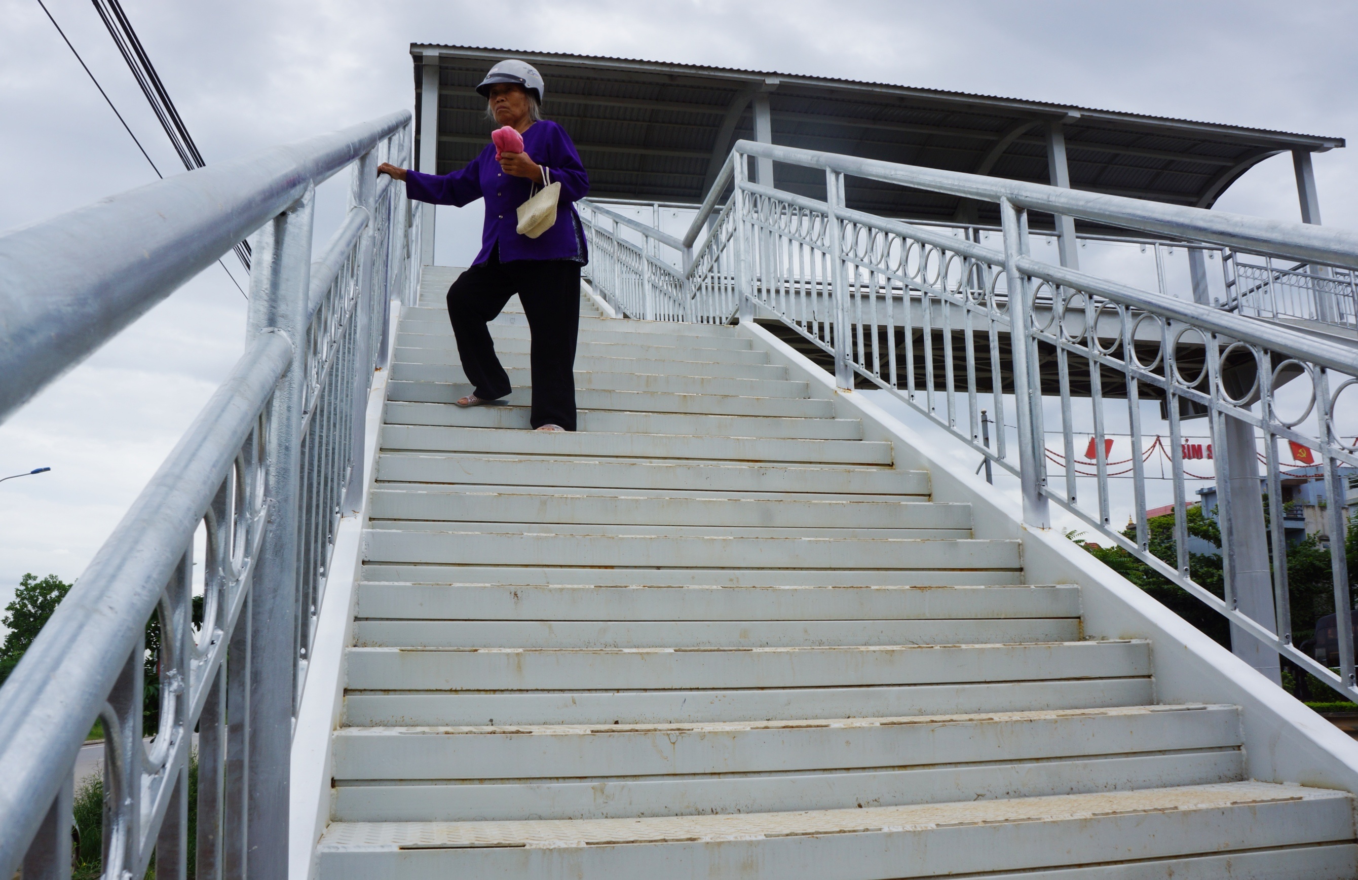 dan phan doi cau vuot duong sat anh 6