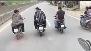 Nhom thanh nien di xe may dan hang ngang tren quoc lo 1 hinh anh