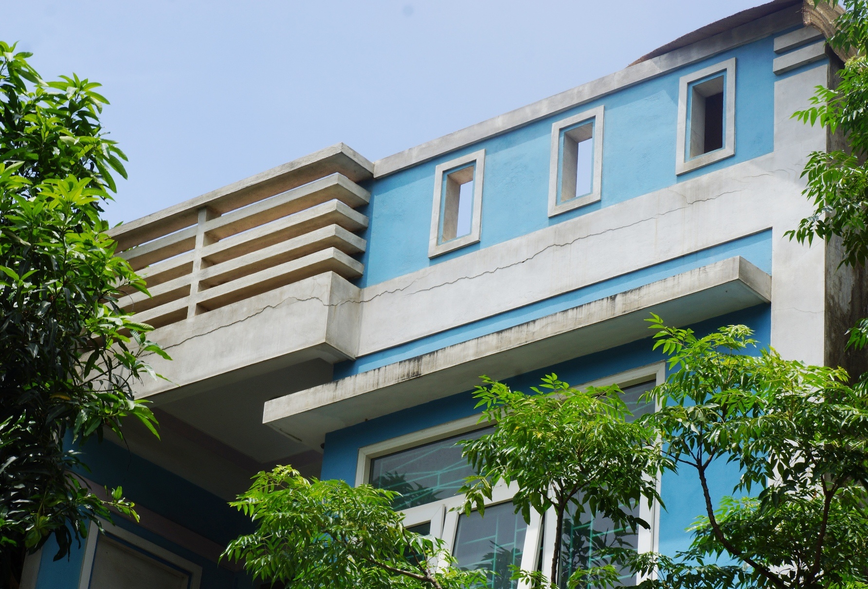 Thi cong cau vuot gay nut nha, cham den bu thiet hai hinh anh