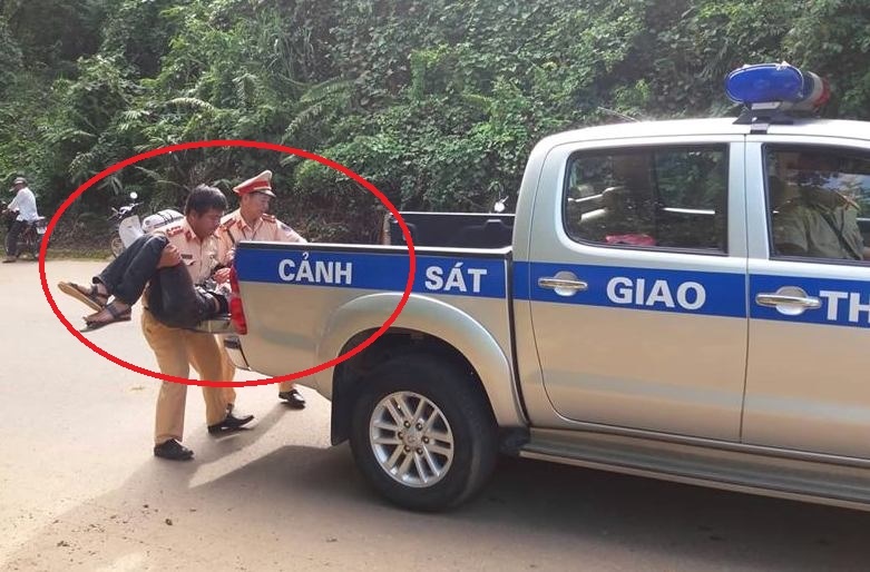 CSGT dung xe chuyen dung dua nguoi bi nan di cap cuu hinh anh