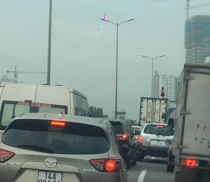 Nguoi phu nu nhay mua tren thung xe anh 2