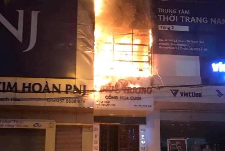 Chay lon o cua hang hoa cuoi, ca khu pho nao loan hinh anh