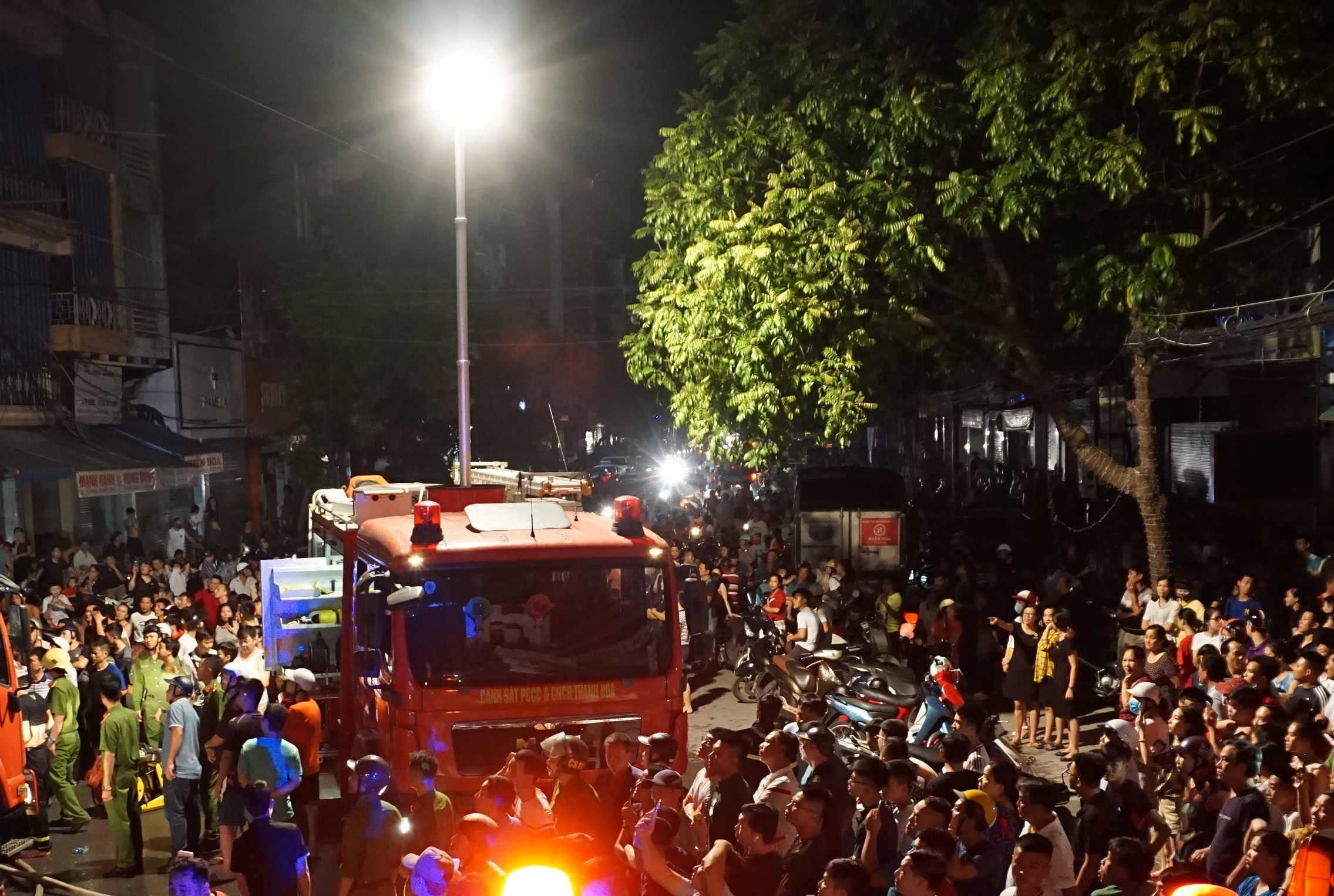 chay cua hang hoa cuoi anh 2