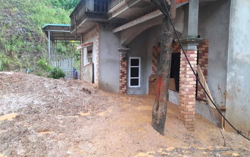 Mua lon gay sat lo, nhieu nha dan va phong hoc do sap hinh anh