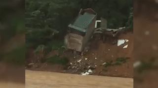 Can nha 2 tang do sap xuong song Lo hinh anh