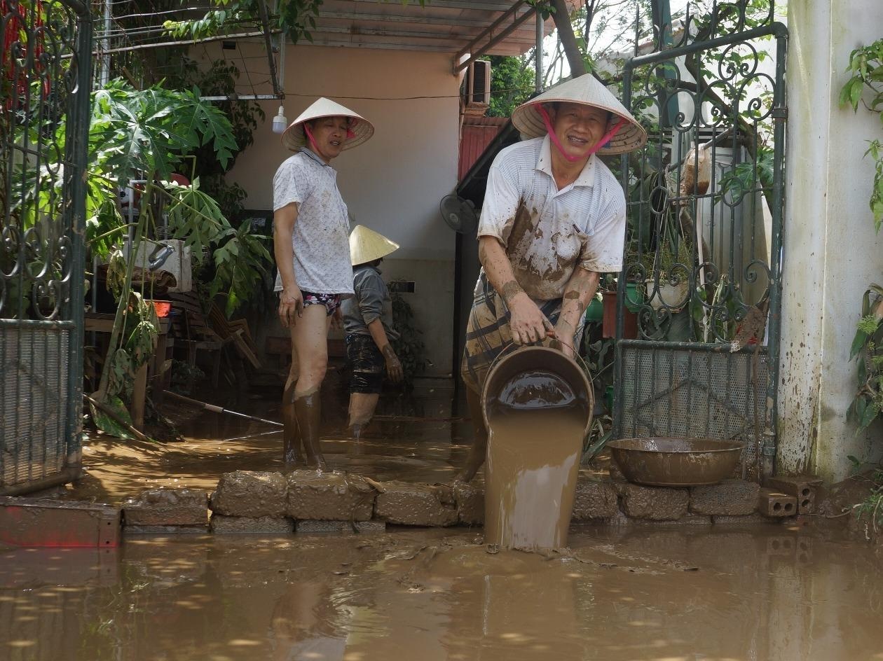 Nguoi dan don bun sau lu hinh anh