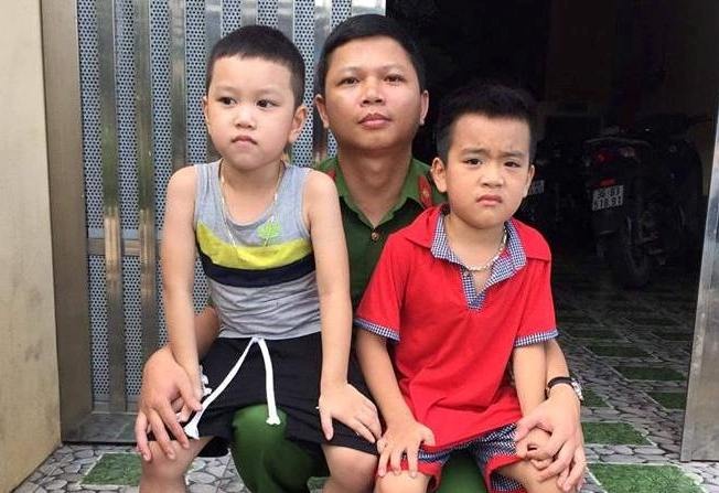 Trung uy cong an lao xuong dong nuoc lu cuu be trai 6 tuoi hinh anh