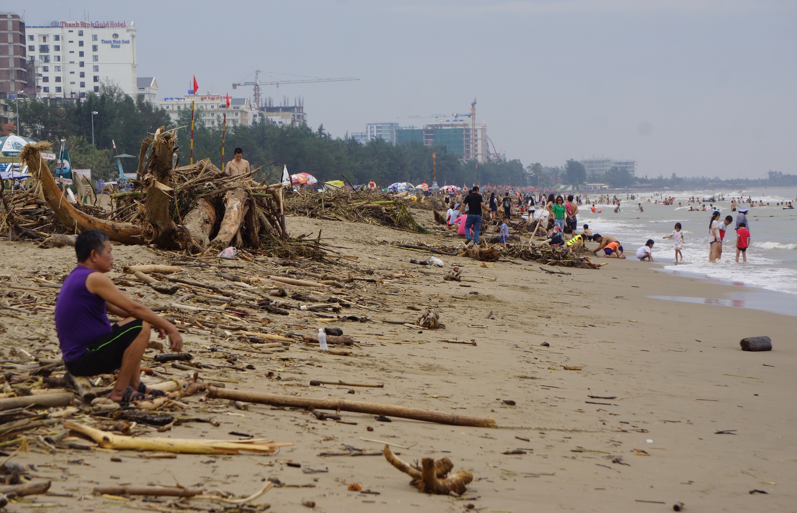 Bien Sam Son ngap rac anh 1