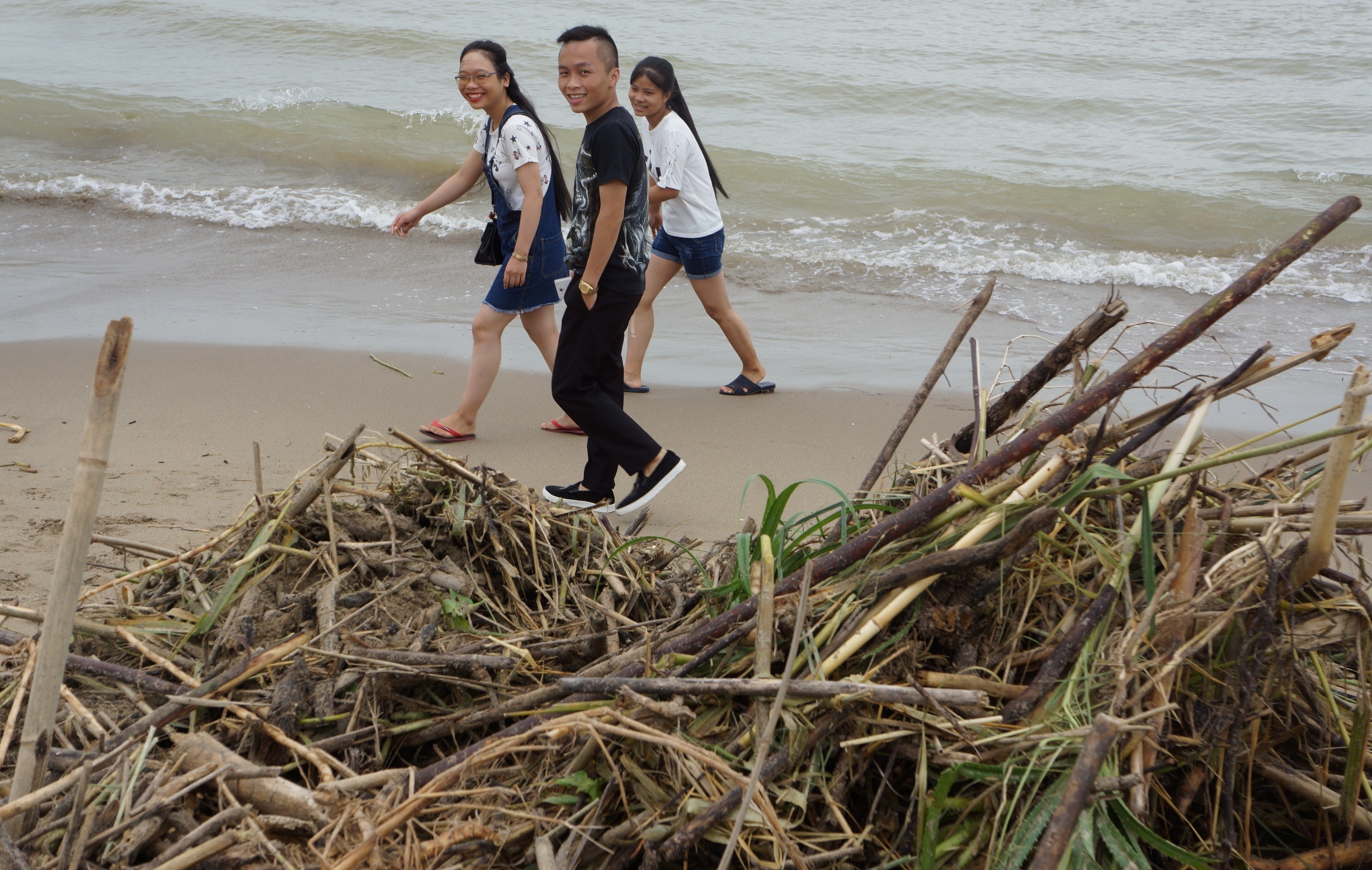 Bien Sam Son ngap rac anh 7