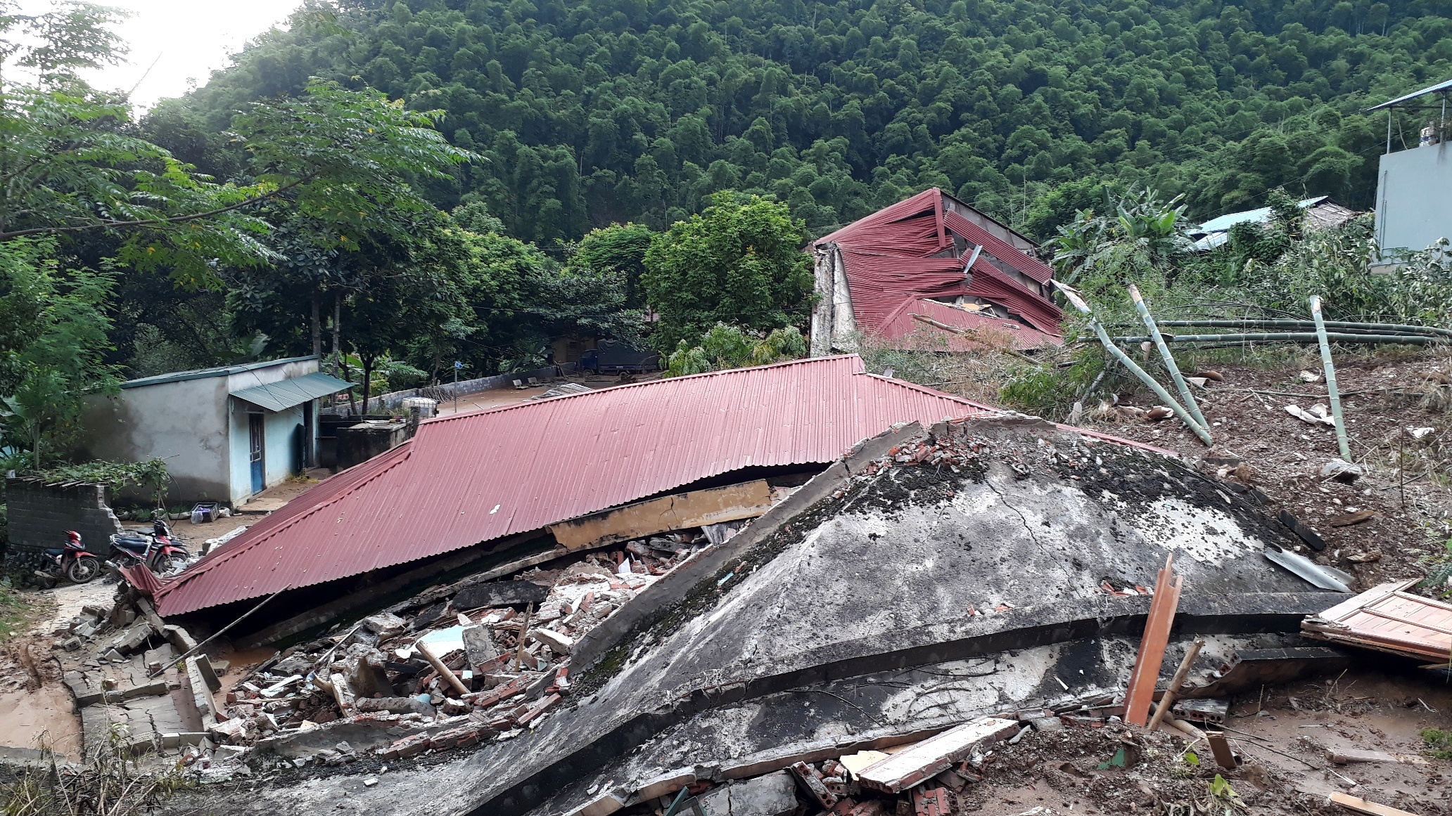 truong ngap bun truoc khai giang anh 2