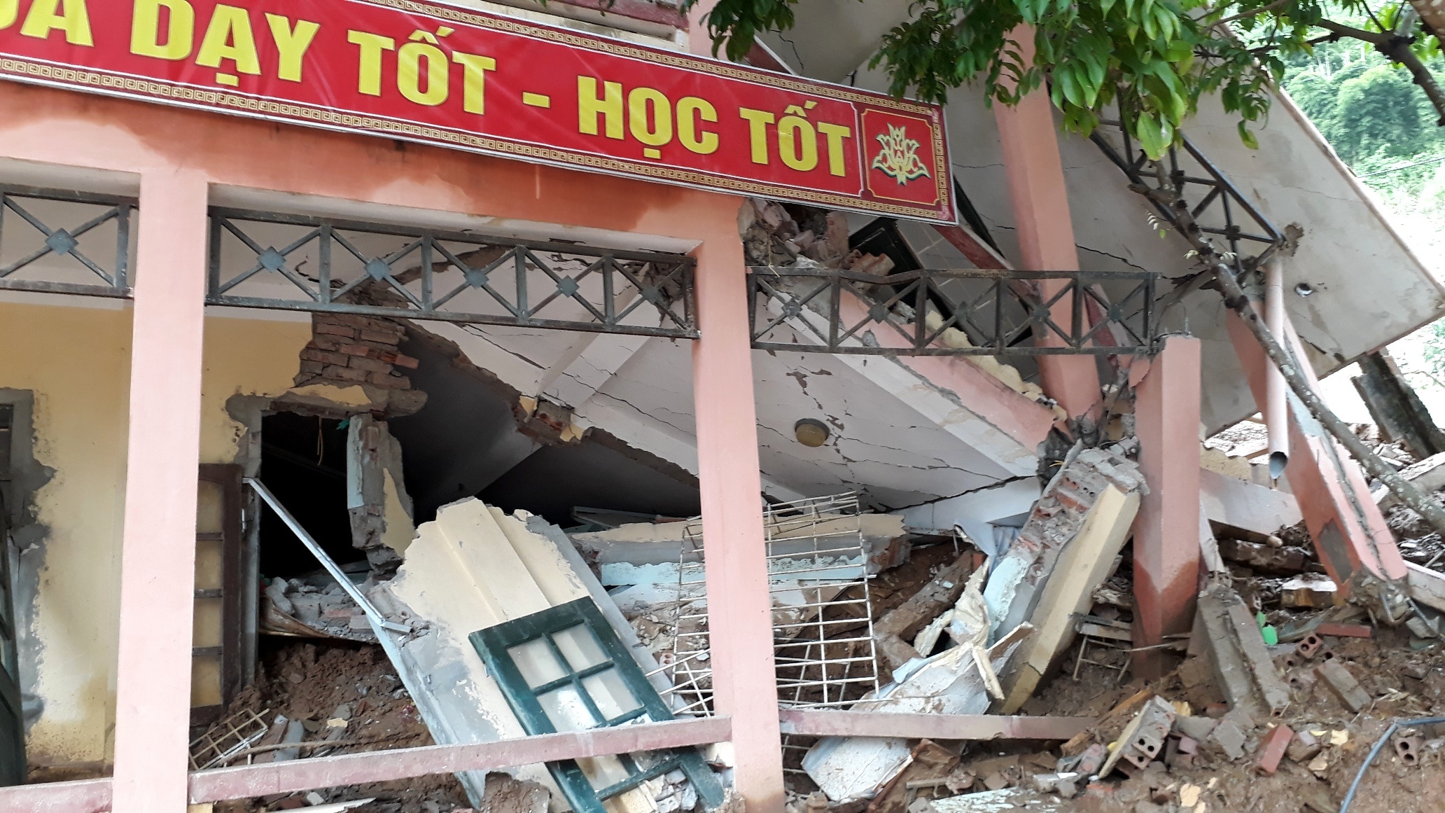 truong ngap bun truoc khai giang anh 3