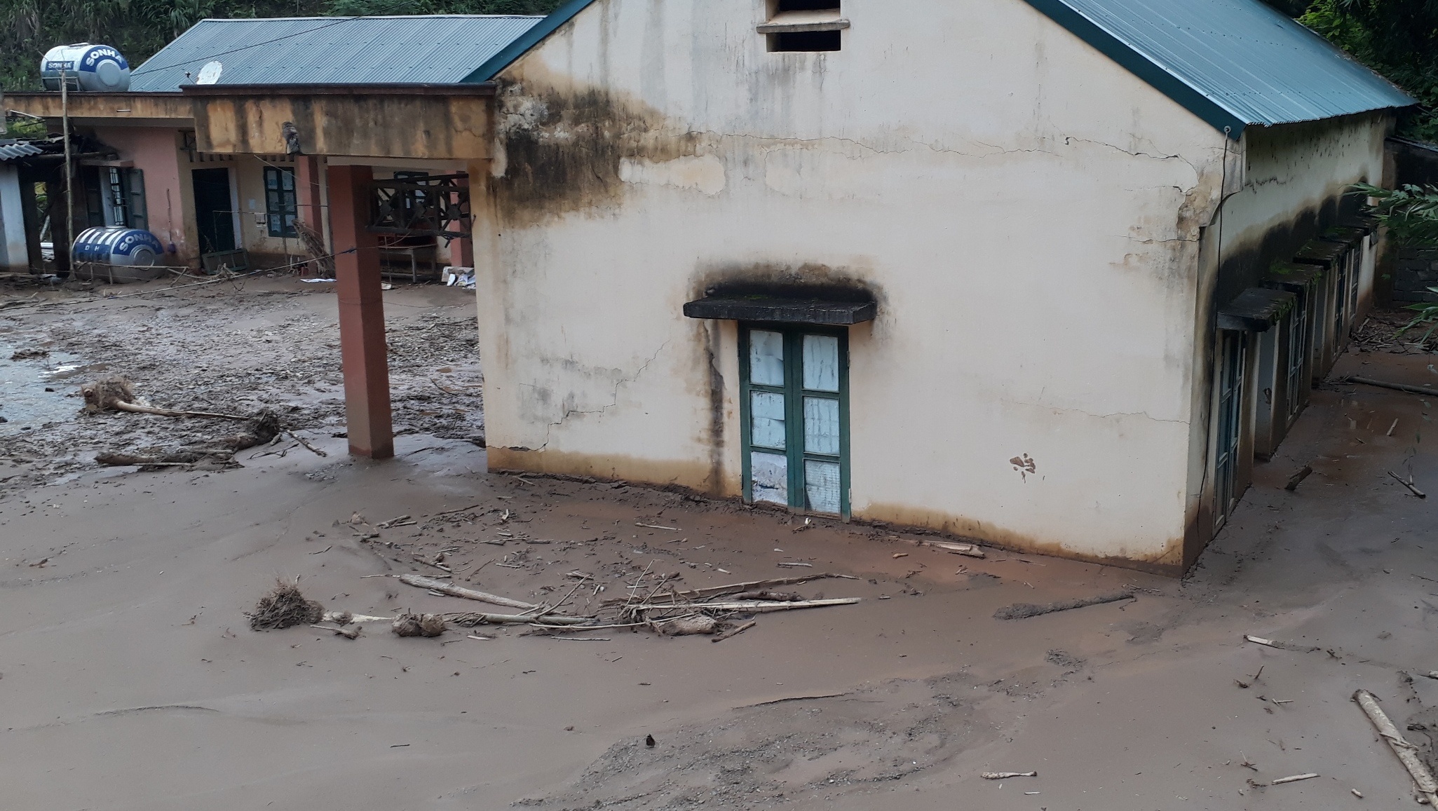 truong ngap bun truoc khai giang anh 8