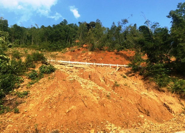 Sat lo nui, hang nghin m3 dat da chan ngang quoc lo 15A hinh anh