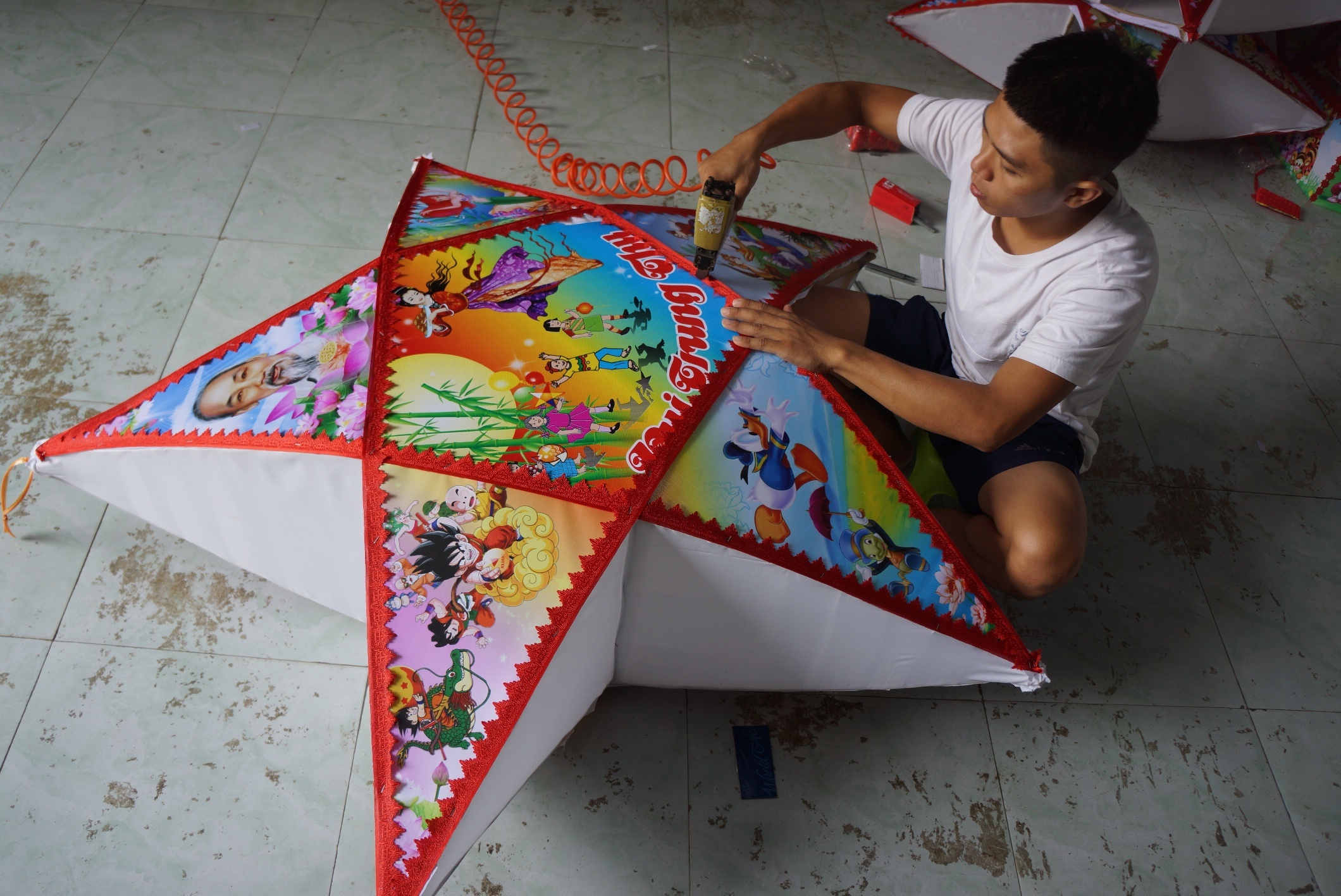 Lang nghe lau doi xu Thanh tat bat vao vu den Trung thu hinh anh