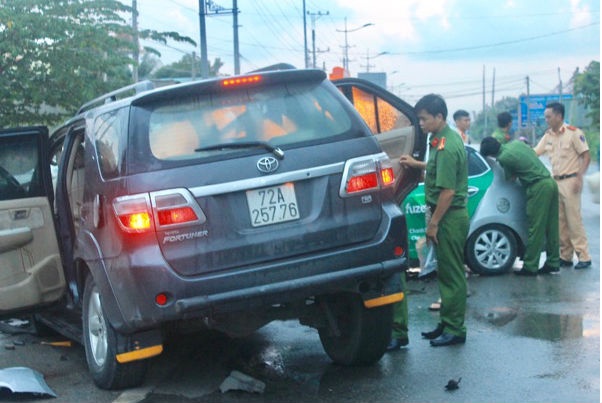 hai xế hộp tông nhau ảnh 2 hai xe hop tong nhau anh 2