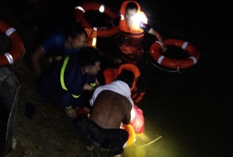 Hai hoc sinh chet duoi khi tam suoi hinh anh