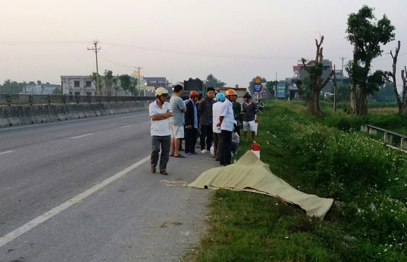9X tu vong trong tu the om dau ben quoc lo hinh anh